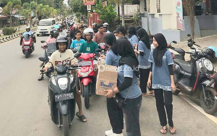 Forum Anak Barito Timur dan DP3AKB Bagikan Takjil, Wujud Kepedulian di Bulan Ramadan