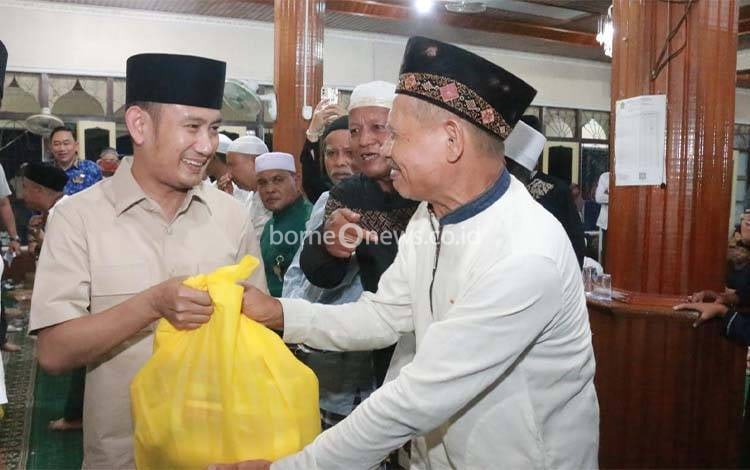 Wali Kota Palangka Raya Salurkan 2.000 Paket Sembako untuk Korban Banjir di Mendawai