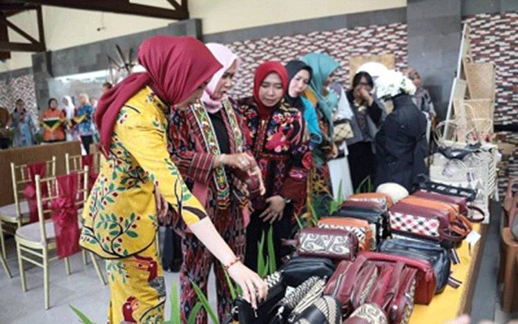 Dekranasda Kalteng Siap Beri Pelatihan Kerajinan bagi Anggota Persit Kartika Chandra Kirana
