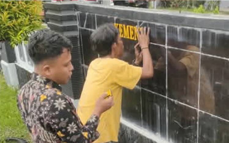 Rutan Kapuas Pasang Papan Nama Kantor Hasil Karya Warga Binaan