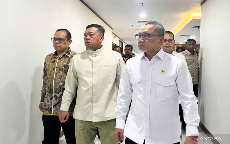 Menteri Koordinator Bidang Pangan Zulkifli Hasan (Zulhas), Menteri Agraria dan Tata Ruang/Kepala Badan Pertanahan Nasional (ATR/BPN) Nusron Wahid (tengah) hendak memasuki ruang Rapat Koordinasi Terbatas Pengendalian Alih Fungsi Lahan Sawah di Jakarta, Selasa (18/3/2025). ANTARA/Harianto
