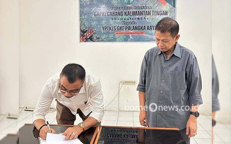 GAPKI Kalteng Serahkan Bantuan untuk Pendidikan di Kalimantan Tengah