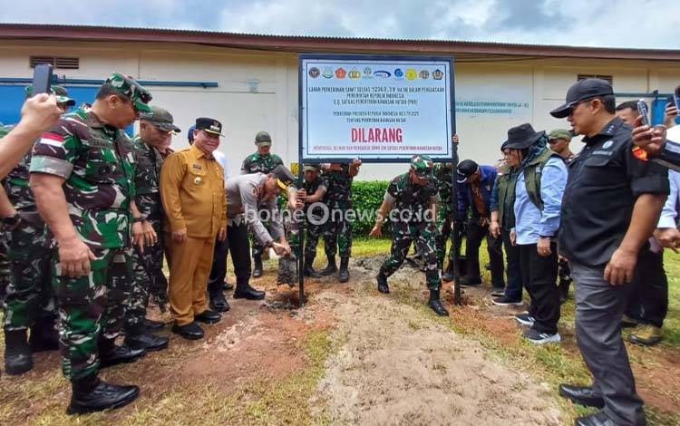 Penanganan pelang penyitaan secara simbolis di PT. GAP Musim Mas Group di Kotim, Selasa, 18 Maret 2025. (FOTO ; IST)