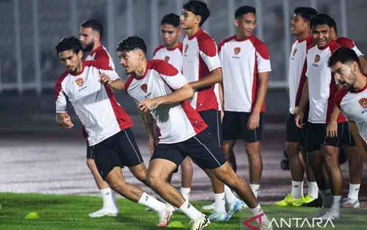 Arsip foto - Pesepak bola Timnas Indonesia Shayne Pattynama (ketiga kiri) dan rekan-rekannya melakukan pemanasan sebelum latihan resmi jelang pertandingan melawan Timnas Australia pada laga kedua Grup C putaran ketiga Kualifikasi Piala Dunia 2026 Zona Asia di Stadion Madya, kompleks Gelora Bung Karno, Senayan, Jakarta, Senin (9/9/2024). ANTARA FOTO/Hafidz Mubarak A/nym/aa.