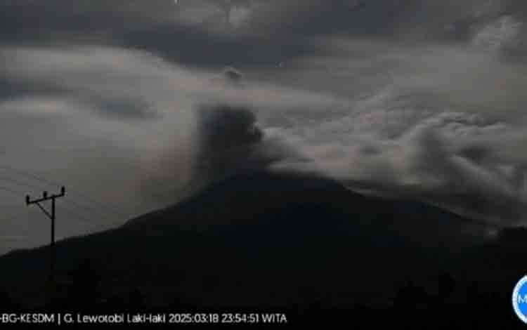 Gunung Lewotobi Laki-laki Lima Kali Erupsi dalam Enam Jam
