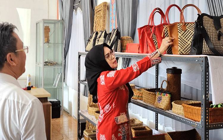 Ketua Dekranasda Kapuas Apresiasi Pengrajin Lokal, Dorong Produk Bersaing di Pasar