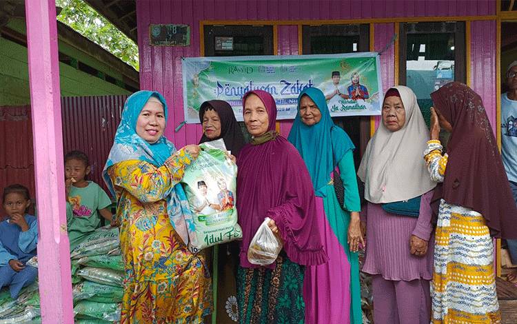 Zakat Beras H Abdul Rasyid AS dan Hj Nuriyah Mulai Disalurkan di Kuala Pembuang
