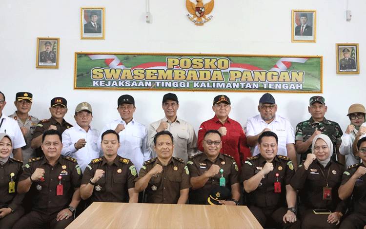 Menteri Pertanian (Mentan) Andi Amran Sulaiman foto bersama saat peninjauan posko P3H di Kabupaten Kapuas. (FOTO:KEMENTAN)