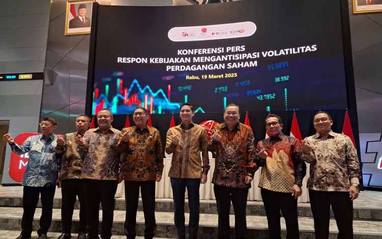 Otoritas Jasa Keuangan (OJK) bersama Bursa Efek Indonesia (BEI) melaksanakan konferensi pers bertajuk "Respons Kebijakan Mengantisipasi Volatilitas Perdagangan Saham" di Main Hall BEI, Jakarta, Rabu (19/3/2025). ANTARA/Muhammad Heriyanto