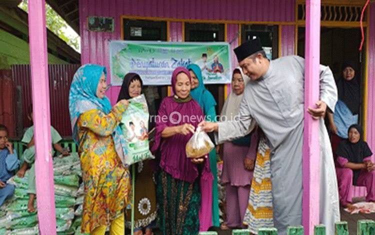 Terima Zakat, Warga Kuala Pembuang Doakan H Abdul Rasyid AS dan Keluarga