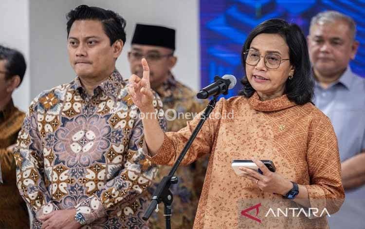 Menteri Keuangan Sri Mulyani Indrawati (kanan) didampingi Wakil Menteri Thomas Djiwandono (kiri) menjawab pertanyaan wartawan saat konferensi pers hasil lelang SUN di Kantor Direktorat Jenderal Pajak (DJP), Jakarta, Selasa (18/3/2025). ANTARA FOTO/Bayu Pratama S/nz/aa