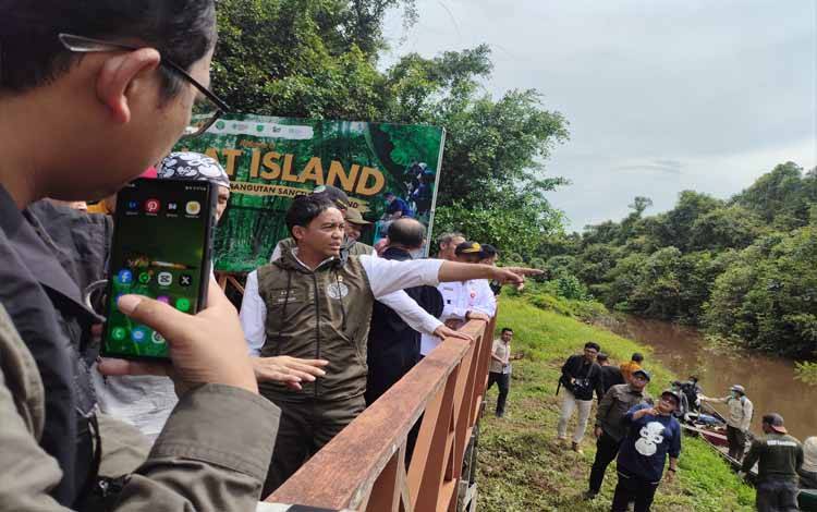 Menteri Kehutanan Saksikan Langsung Kehidupan Orangutan di Pulau Salat
