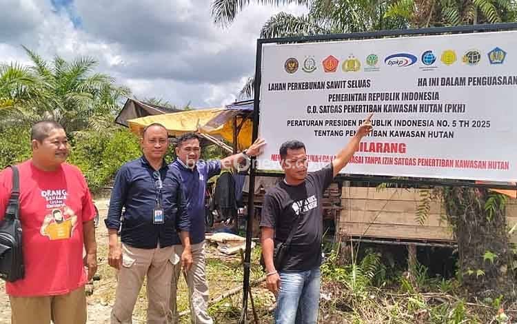 Warga Minta Penjelasan Plang Larangan Satgas Penertiban Kawasan Hutan