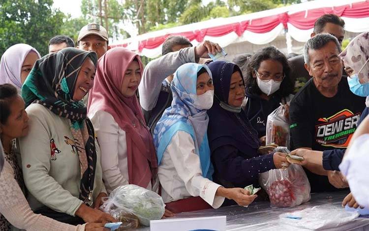 Antusias masyarakat dalam Bazar Gerakan Pangan Murah. (FOTO: JYD)