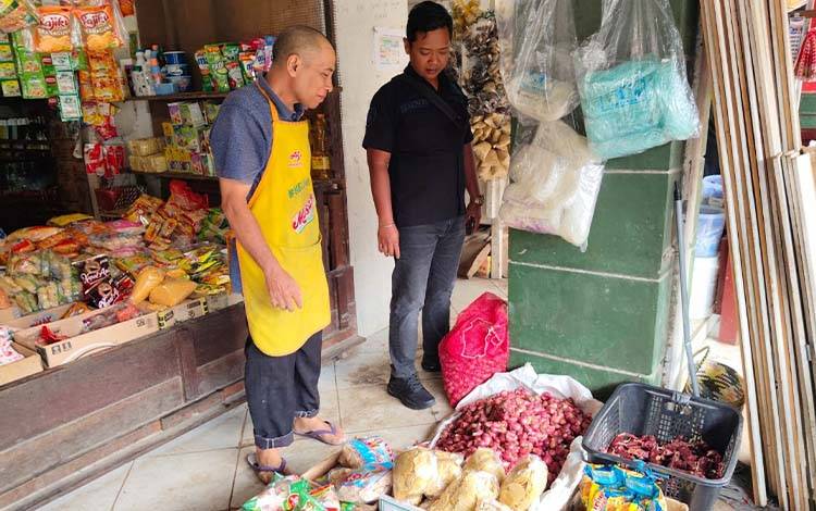 Polres Seruyan Pantau Harga Sembako di Pasar Tradisional Kuala Pembuang