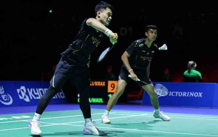 ilustrasi, Ganda putra Indonesia Leo Rolly Carnando (kiri)/Bagas Maulana (kanan) saat berhadapan dengan pasangan asal Jerman David Eckerlin/Simon Krax di babak pertama BWF World Tour Super 300 Swiss Open 2025 di St. Jakobshalle, Basel, Swiss, Rabu (19/3/2025). Leo/Bagas menang setelah lawan memutuskan mundur ketika skor 16-11. (ANTARA/HO-PBSI)
