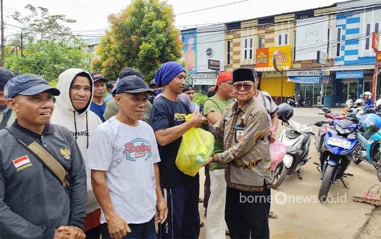 DLH Kotim Beri Sembako untuk Tenaga Kontrak Pengangkut Sampah