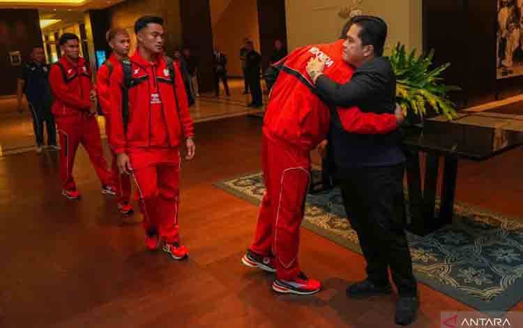 Ketua Umum PSSI Erick Thohir (kanan) menyalami pemain saat melepas pemain dan ofisial Timnas Indonesia menuju Australia di Jakarta, Minggu (16/3/2025). ANTARA FOTO/HO/Humas PSSI/wpa/YU (ANTARA FOTO/PSSI)