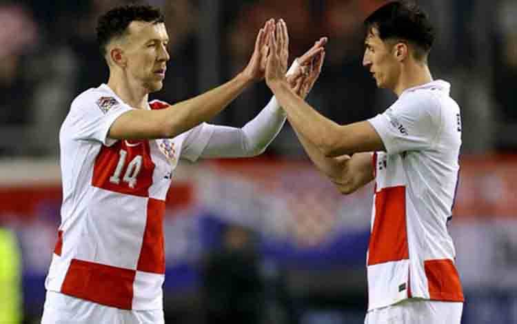 Pemain Kroasia Ivan Perisic #14 berselerbrasi setelah mencetak gol ke gawang Prancis dalam laga leg pertama perempat final UEFA Nations League di Stadion Pojlud, Split, Jumat (21/3/2025). Kroasia menang 2-0 atas Prancis. ANTARA/X/@UEFAEURO