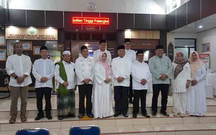 Foto bersama saat Perayaan Nuzulu Qur`an sekaligus buka puasa bersama di Pengadilan Tinggi Palangka Raya. (FOTO:ARF)
