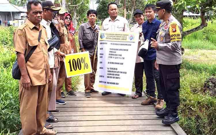 Camat Kapuas Kuala Monev DD Tahap 2 di Desa Cemara Labat