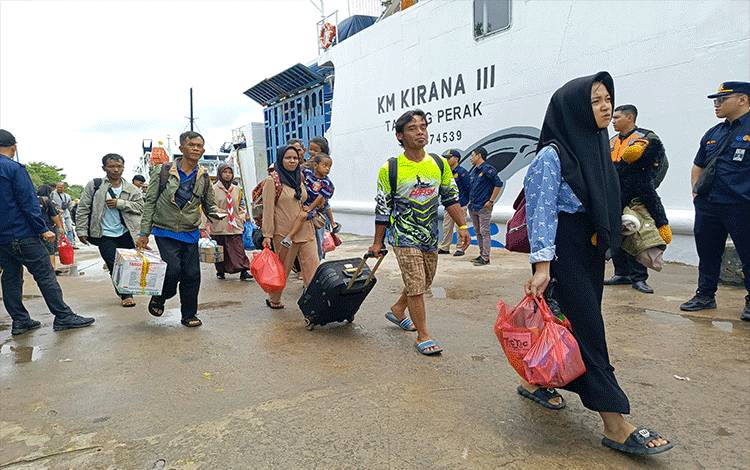 1.146 Pemudik Berangkat dari Pelabuhan Sampit Menuju Semarang dan Surabaya