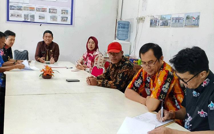 Camat Kapuas Kuala Pimpin Rapat Internal Penyesuaian Tugas ASN Selama Libur Nasional