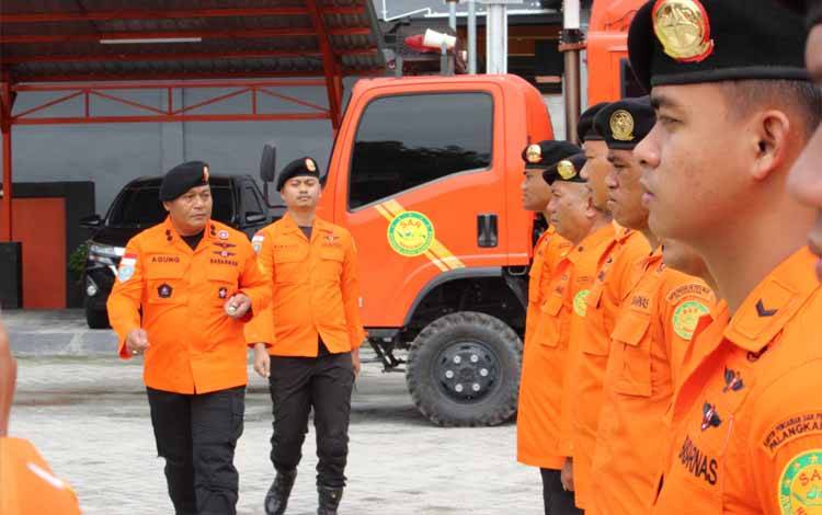 Kepala Kantor Pencarian dan Pertolongan (Basarnas) Palangka Raya A A. Ketut Alit Supartana saat melakukan pengecekan pasukan (Foto : IST)