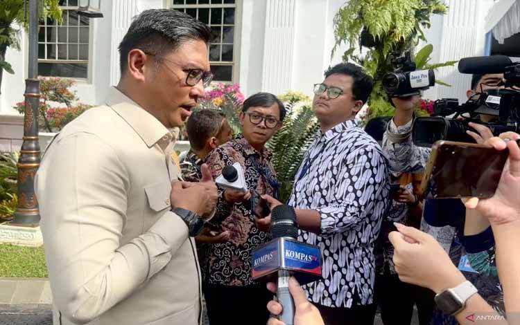 Wakil Menteri Pertanian (Wamentan) Sudaryono menjawab pertanyaan wartawan saat dia ditemui di Kompleks Istana Kepresidenan, Jakarta, Jumat (21/3/2025). ANTARA/Genta Tenri Mawangi
