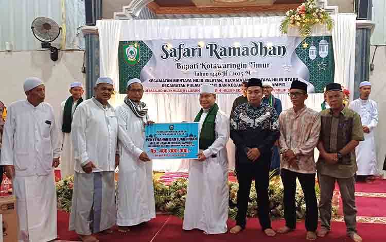 Pemkab Kotim Serahkan Hibah Rp400 Juta untuk Masjid Jami Al-Ikhlas Samuda