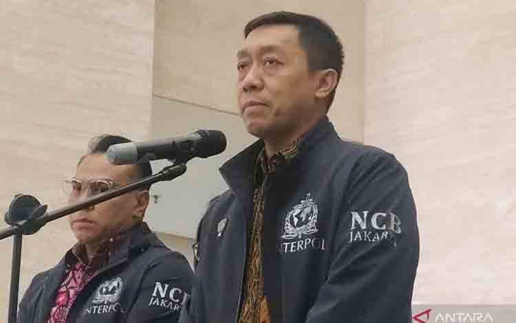 Ses NCB Interpol Indonesia Brigjen Pol. Untung Widyatmoko berbicara dalam konferensi pers di Gedung Bareskrim Polri, Jakarta, Jumat (21/3/2025). ANTARA/Nadia Putri Rahmani.