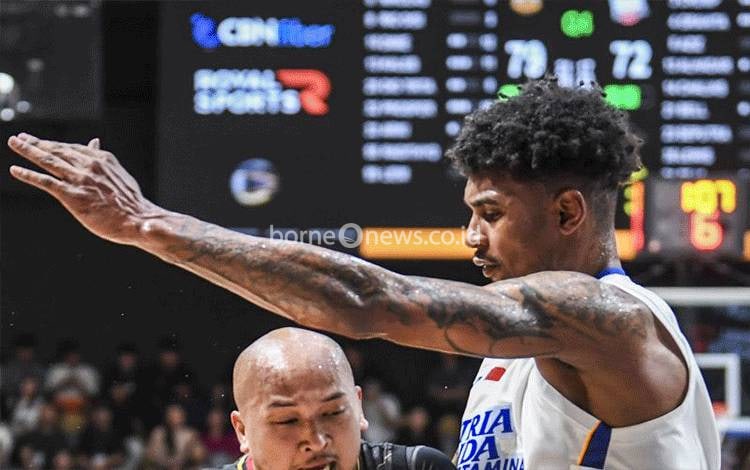 Pebasket Dewa United Banten Arki Dikania Wisnu (kiri) berusaha melewati adangan pebasket Satria Muda Pertamina Jakarta Le'bryan Keithdrick Nash (kanan) pada pertandingan Indonesia Basketball League (IBL) 2025 di Dewa United Arena, Kabupaten Tangerang, Banten, Jumat (14/2/2025). ANTARA FOTO/Galih Pradipta/YU