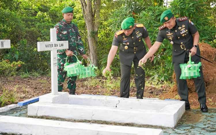 Danrem 102 Panju Panjung Pimpin Ziarah Rombongan di Taman Makam Pahlawan Muara Teweh