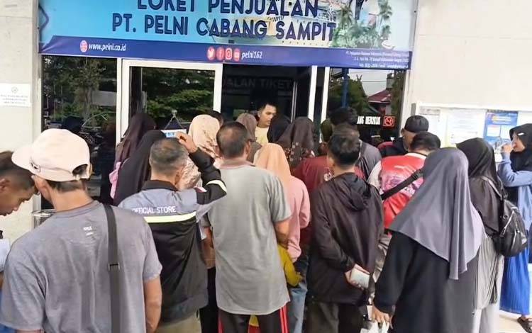 Warga Antre Berjam-Jam Tukar Tiket Mudik Gratis Pelni di Sampit