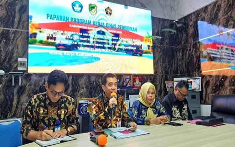 Kepala Dinas Pendidikan Barito Utara Syahmiludin A Surapati (kedua kiri) memaparkan program kerja Disdik tahun 2025 di Muara Teweh, Kamis (20/3/2025). ANTARA/HO-Dokumentasi Pribadi