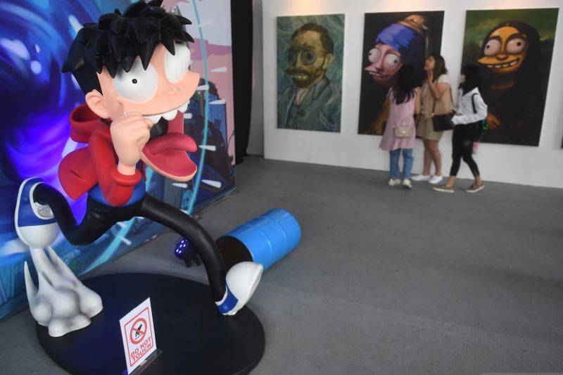 Arsip Foto - Pengunjung melihat gambar karakter NFT Si Juki yang dipamerkan dalam Pameran NFT Jukiverse di Jakarta, Jumat (10/6/2022). (ANTARA FOTO/Akbar Nugroho Gumay)