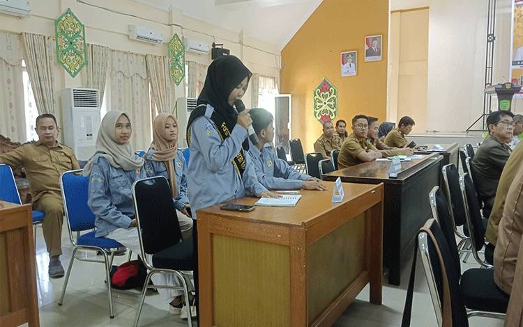 Ketua Forum anak daerah Pulang Pisau Gesha Naila Auliani saat menyampaikan usilan, Senin 24 Maret 2025.(FOTO: RETHA)