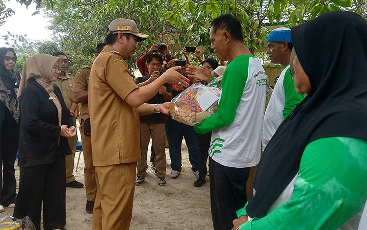 DLH Sukamara Salurkan 155 Paket Bantuan Sosial Program CSR