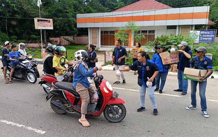 IWO Barito Timur Tebar Kepedulian, Bagikan Takjil untuk Pengguna Jalan