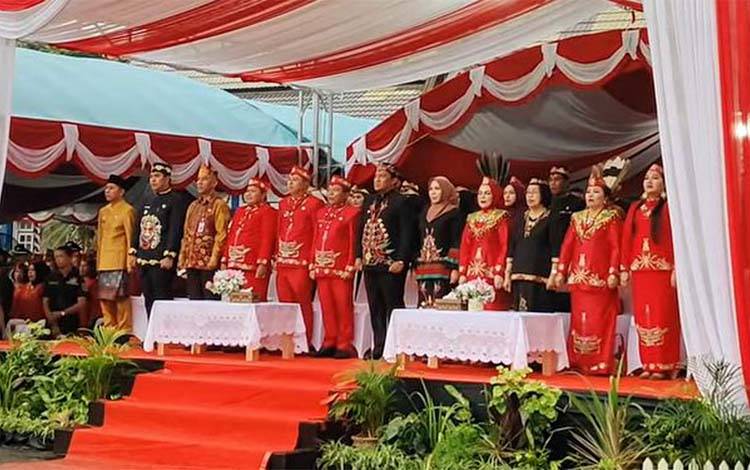 Upacara Hari Jadi ke-219 Kota Kuala Kapuas dan HUT ke-74 Pemkab Kapuas Berlangsung Khidmat