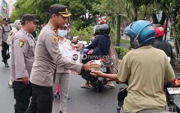 Polres Kapuas Kembali Bagikan Takjil, Wujud Kepedulian di Bulan Ramadan