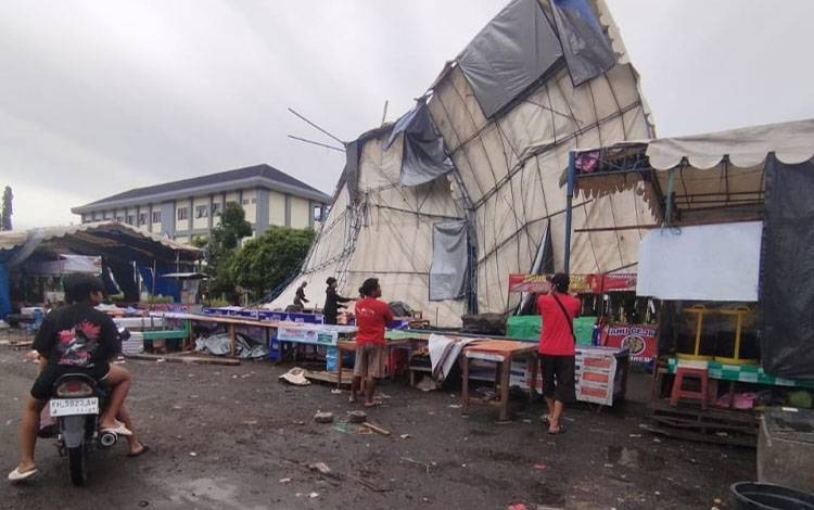 Angin Puting Beliung juga Rusak Lapak Pasar Ramadan Palangka Raya