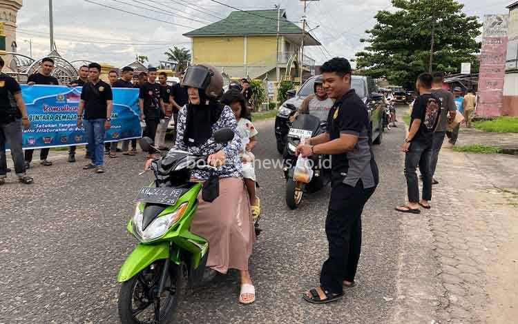 Kehangatan Ramadan: Polisi Remaja Polres Seruyan Bagikan Takjil di Depan Masjid Agung Nurul Yaqin