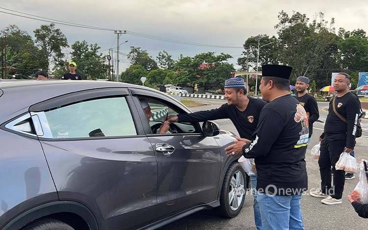 Satreskrim Polres Barito Timur Berbagi Takjil dan Sampaikan Pesan Keselamatan