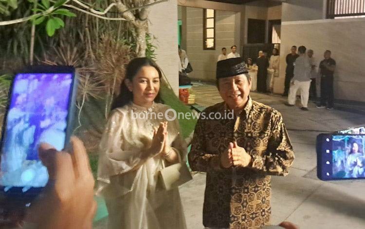 H. Abdul Rasyid AS bersama salah seorang anaknya Monica Putri saat diwawancarai usai kegiatan Buka Puasa Bersama, Selasa, 25 Maret 2025.