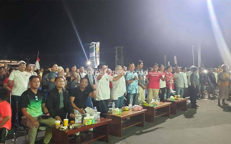 Bupati Kobar dan Masyarakat Nobar Dukung Timnas Indonesia di Videotron Bundaran Pancasila