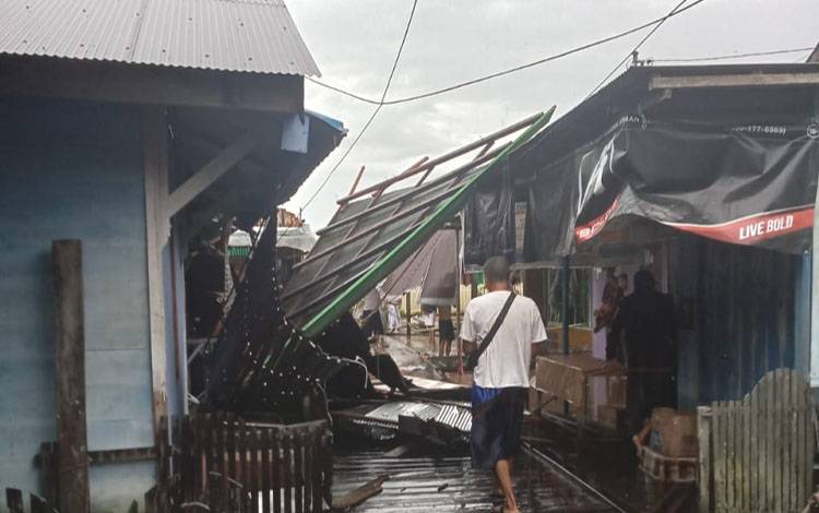 Angin Kencang Rusak Puluhan Rumah dan Fasilitas Umum di Palangka Raya