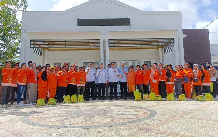 PLN Nusantara Power Pulang Pisau Beri Bantuan Sembako Bagi Petugas Kebersihan