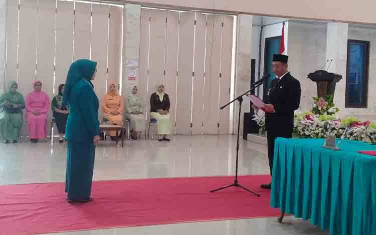 Bupati Sukamara, Masduki mengukuhkan Ketua TP PKK Kabupaten Sukamara, Riviana Wahyuningrum Masduki di aula kantor bupati setempat, Rabu, 26 Maret 2025. (FOTO: NORHASANAH)