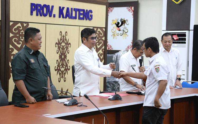 Diskominfosantik Kalteng Serahkan Tali Asih untuk PPNPN Jelang Idul Fitri